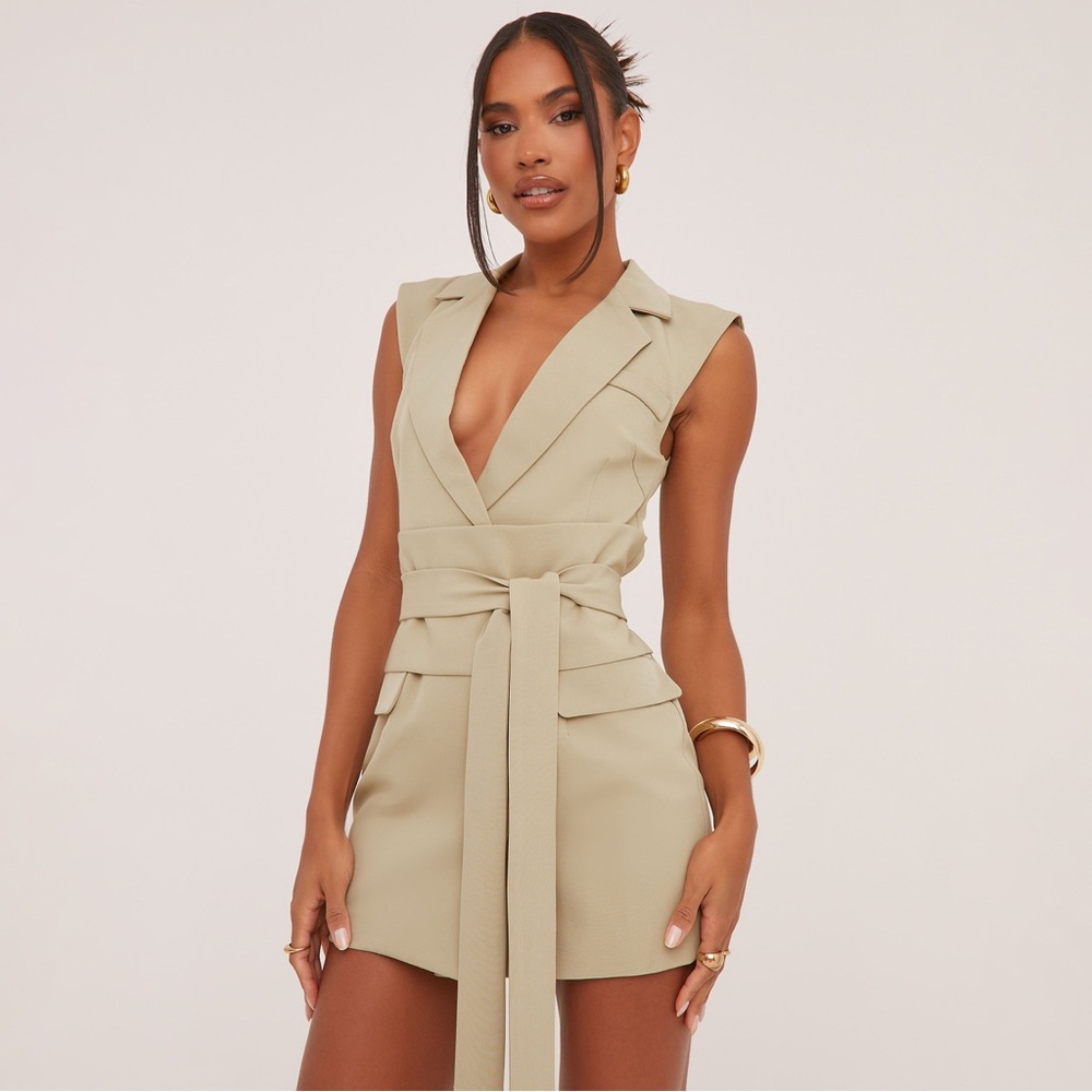 SLEEVELESS BELTED WAIST TAILORED MINI DRESS IN GREEN WOVEN.